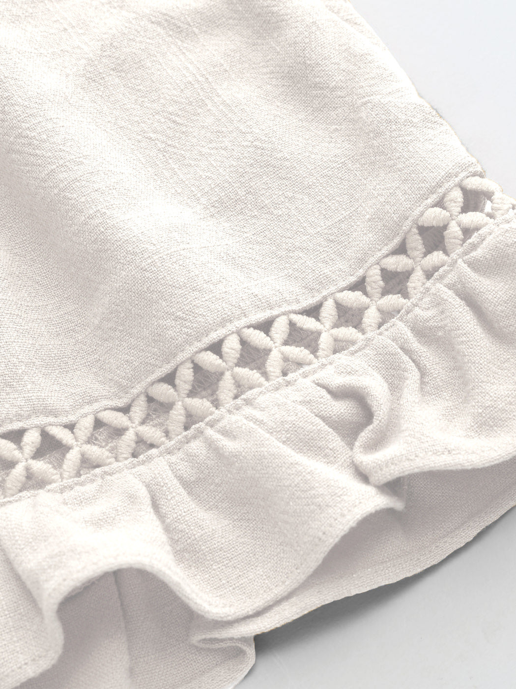 Elegantes weißes Kleid mit Textur