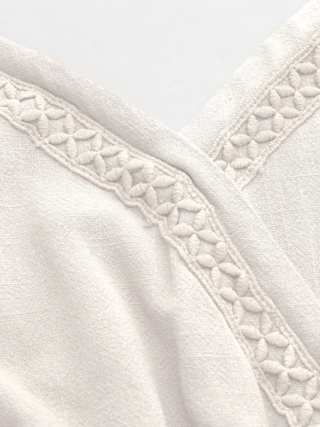 Elegantes weißes Kleid mit Textur