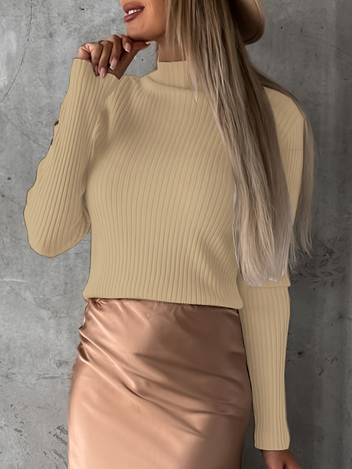 Gerippter dünner Pullover mit hohem Halsausschnitt
